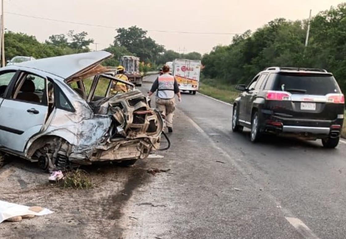 Al menos dos estudiantes de FACPYA de la UANL murieron y una más perdió la vida luego que un tráiler chocara el vehículo en que se desplazaban en la carretera Nacional, del municipio de Hualahuises, Nuevo León. Foto: Raymundo Elizalde