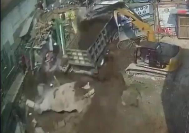 VIDEO: Camión de volteo cae en obra en construcción y deja 4 obreros lesionados