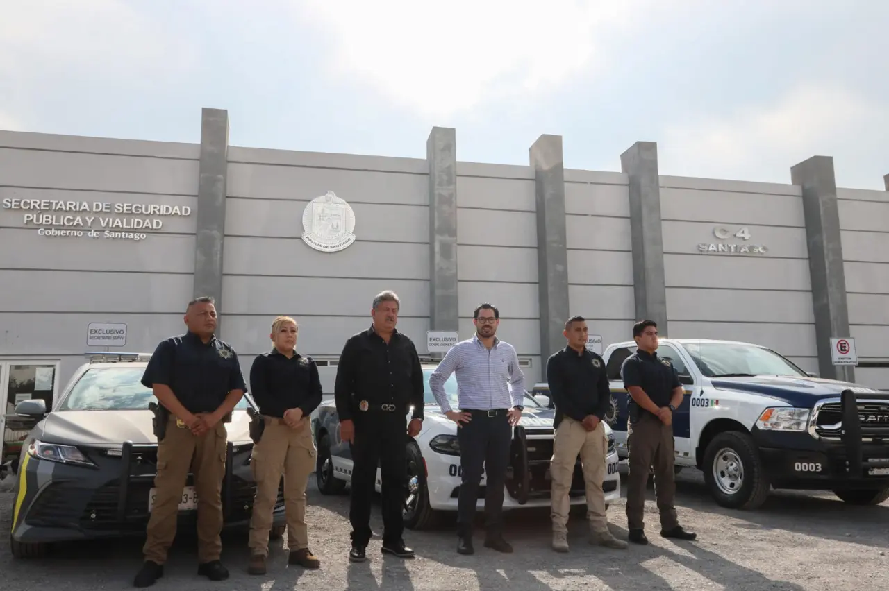 Refuerza David de la Peña seguridad pública de Santiago con nuevas unidades