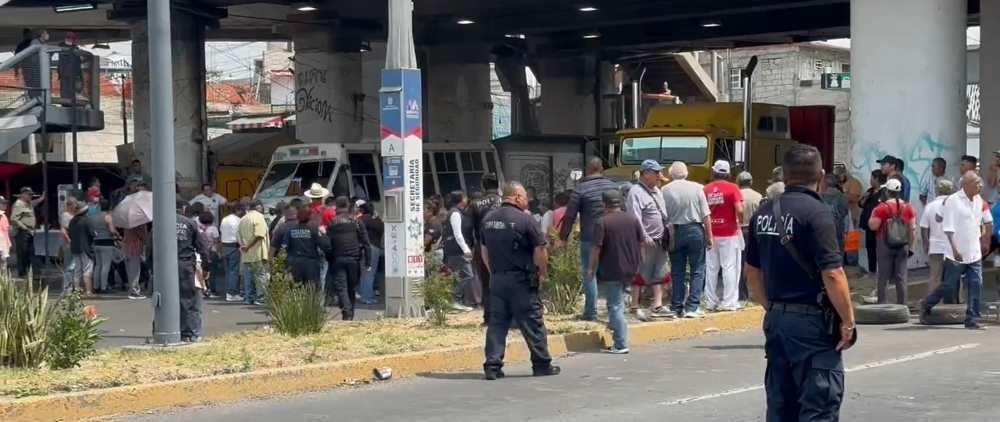 Vecinos en Ecatepec bloquean avenida Central; exigen agua