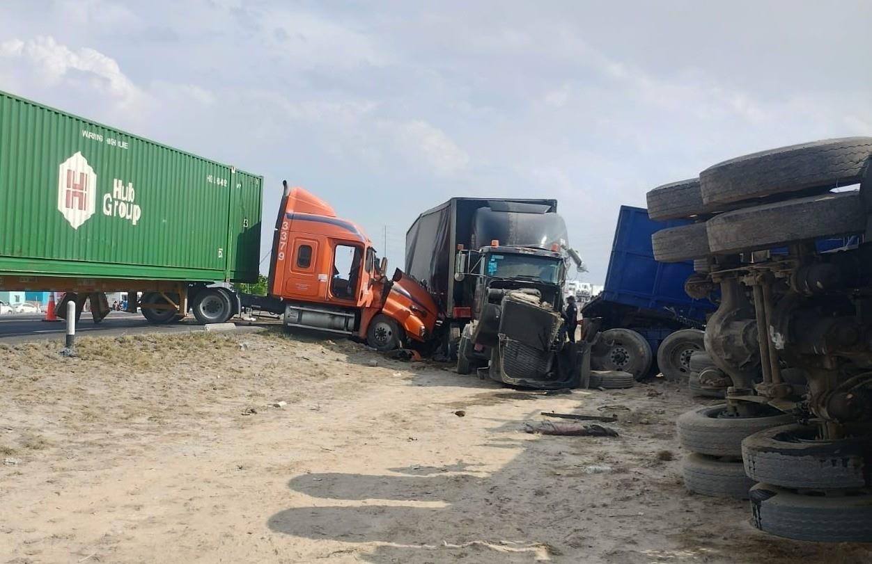 Sobreviven de milagro a choque de tres tráileres en Coahuila