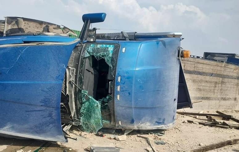 Sobreviven de milagro a choque de tres tráileres en Coahuila