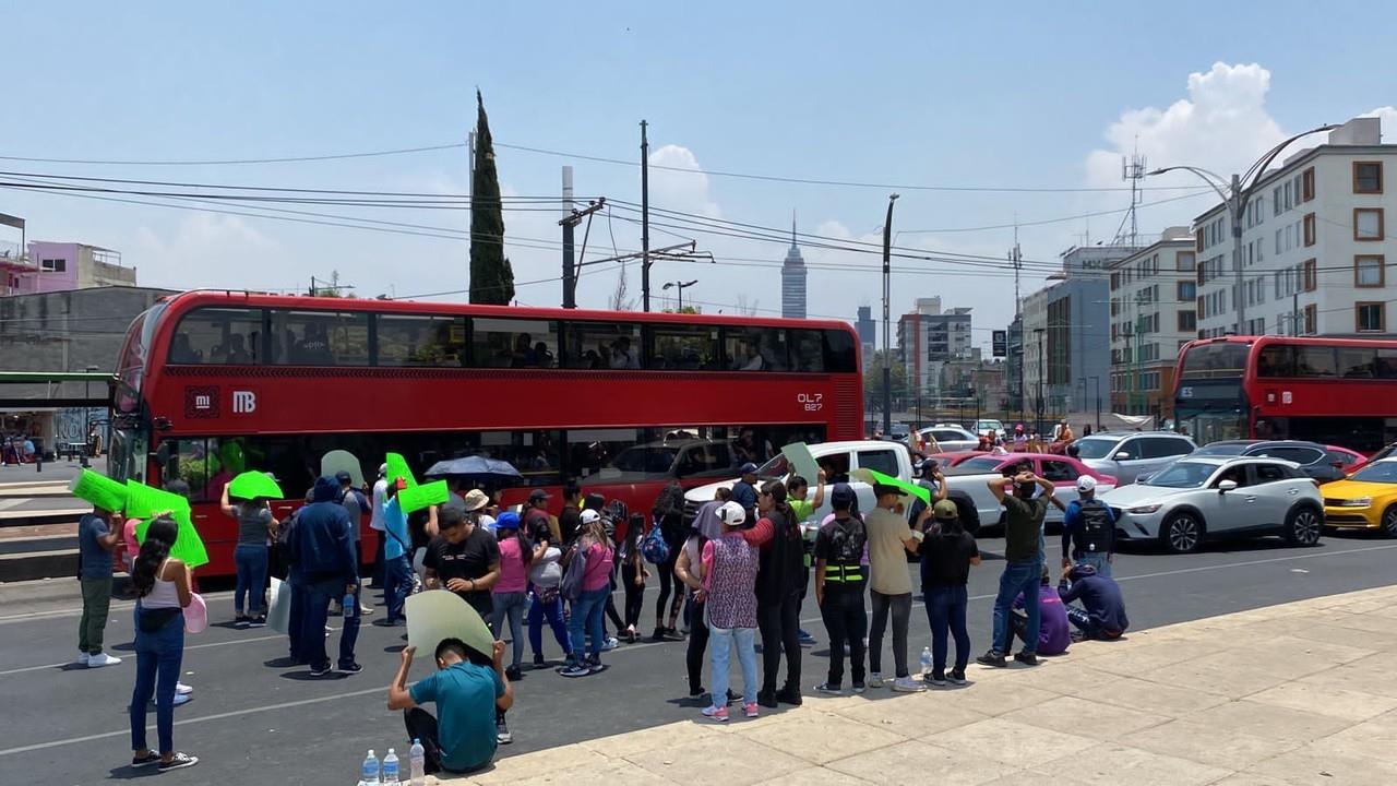 Comerciantes realizan bloqueos en el Centro Histórico de la Ciudad de México ante la falta de acuerdos con el gobierno. Foto: Iván Macías