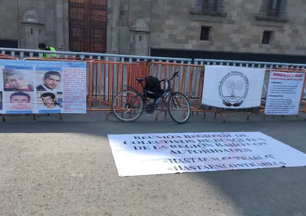 Madres buscadoras y colectivos de protestan en Palacio Nacional