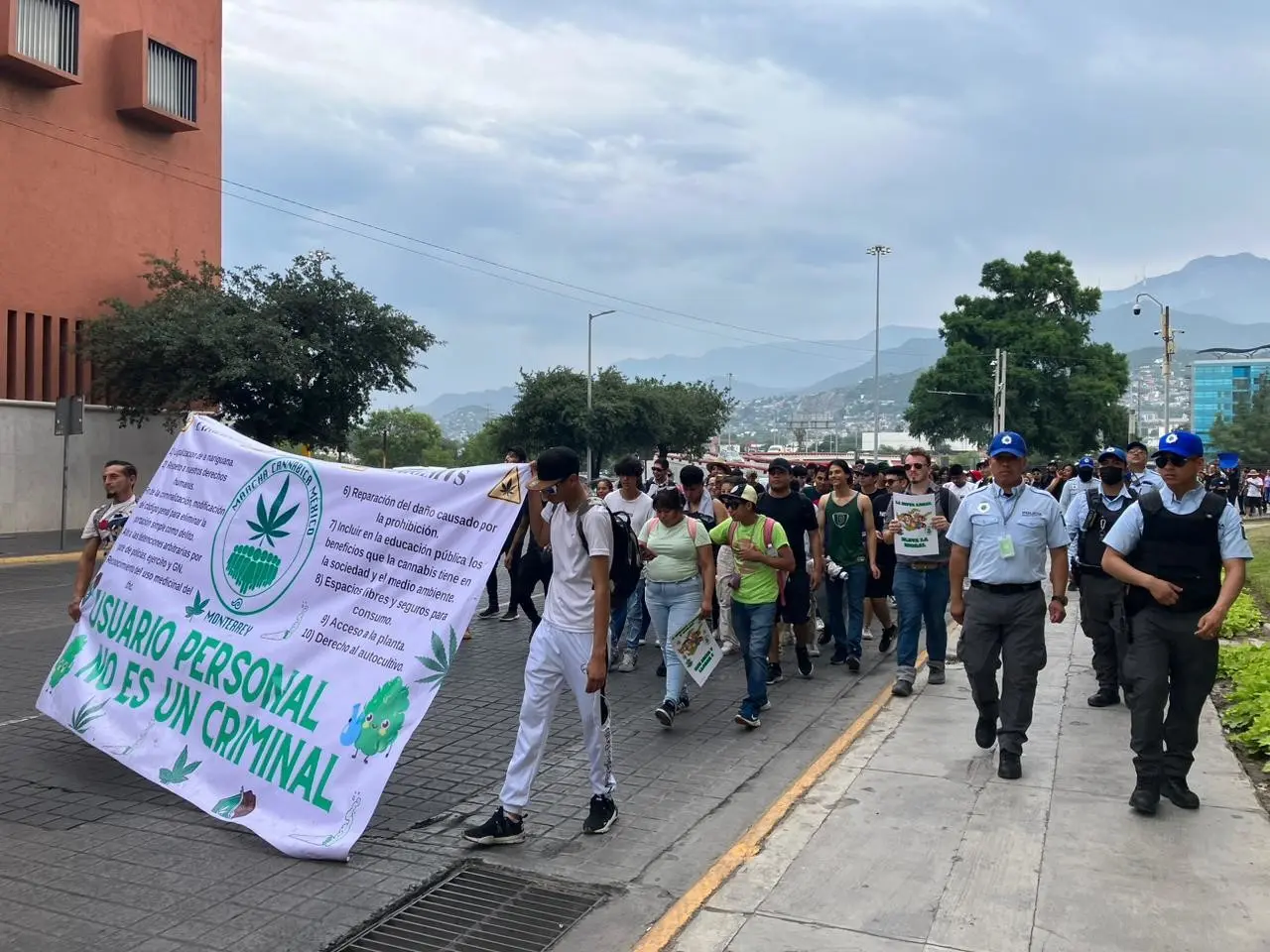 Al grito de Legal o ilegal nos la vamos a fumar, y Tenemos derecho a estar pachecos fueron algunas de las consignas que cantaron durante la marcha. Foto: Karla Omosigho