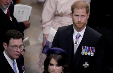 Solo y en tercera fila, así vivió Harry la coronación de su padre Carlos III