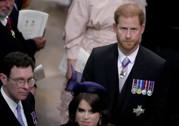 Solo y en tercera fila, así vivió Harry la coronación de su padre Carlos III