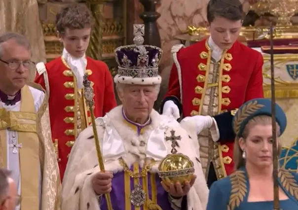 Coronan al rey Carlos III en la Abadía de Westminster