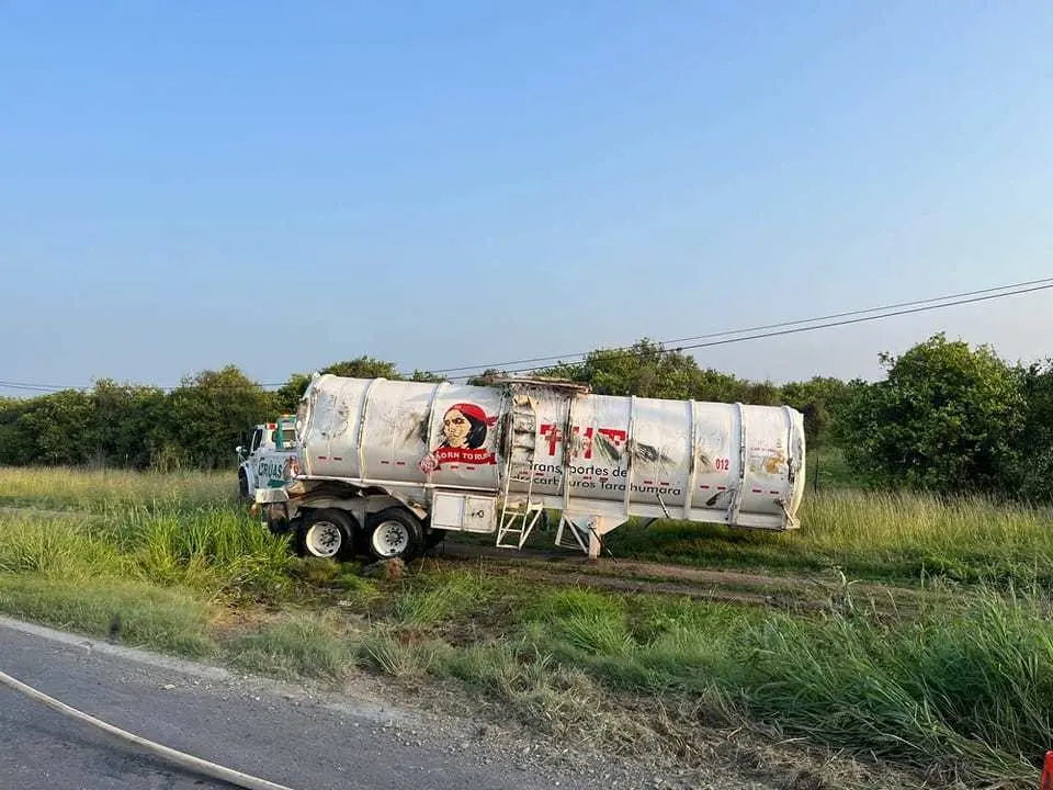 Un autotanque se desprendió de un tracto camión y volcó en la carretera Nacional, en el municipio de Hualahuises, Nuevo León. Foto: Protección Civil de Nuevo León