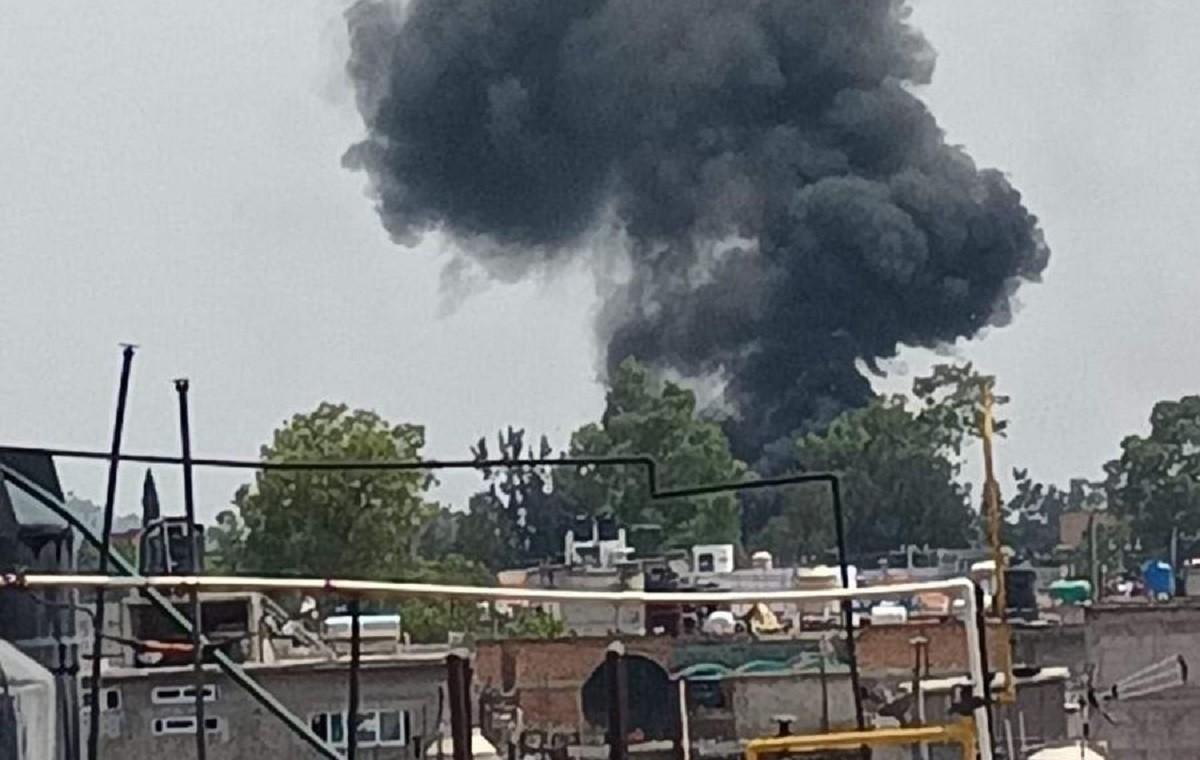 Arde en llamas taller mecánico y bodega de desperdicio industrial en GAM