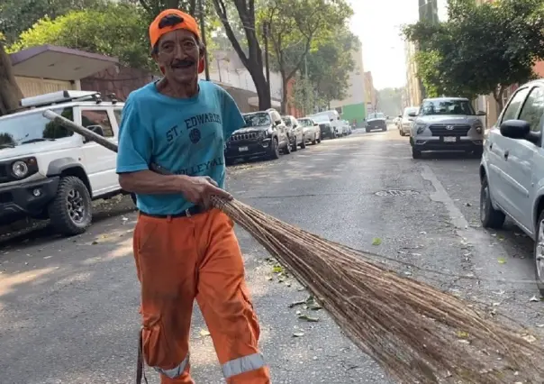 Tiene 22 años barriendo  las calles de la CDMX con solo un brazo