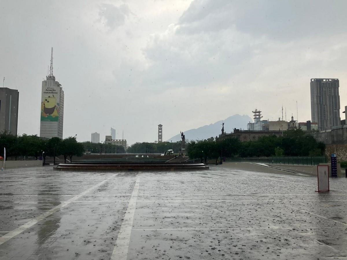 La lluvia sorprendió a los regios que paseaban en familia y con amigos en el centro de Monterrey. Foto: Cynthia Pardo