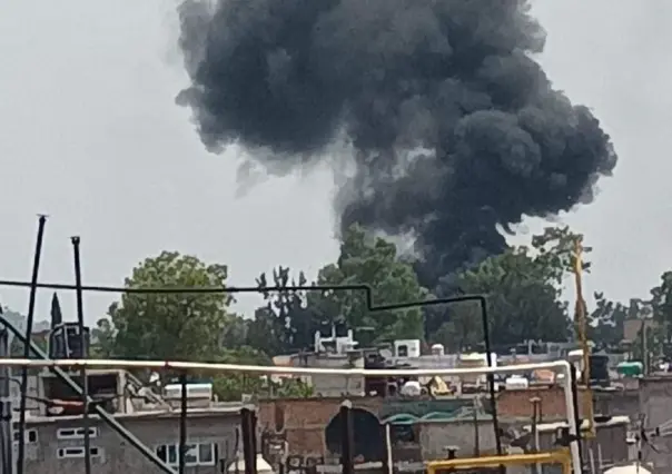 Arde en llamas taller mecánico y bodega de desperdicio industrial en GAM