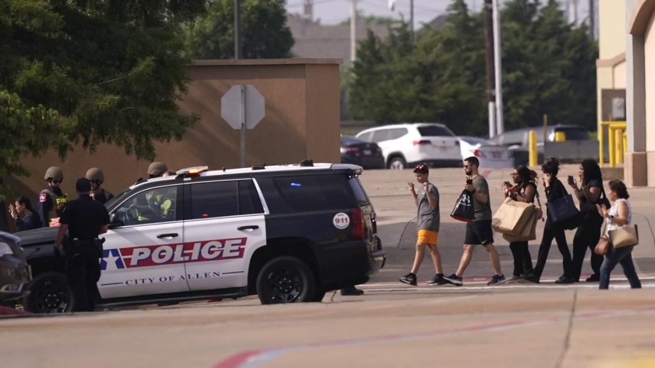 Policías rescatan a un grupo de personas tras un tiroteo en un centro comercial de Dallas, Texas.  Foto: Twitter @thehill