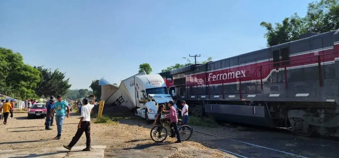 Al lugar acudieron elementos de la Policía Estatal y paramédicos de Protección Civil Municipal de Emiliano Zapata, quienes abrieron una investigación sobre lo ocurrido y auxiliaron al lesionado. Foto: La Crónica de Xalapa.