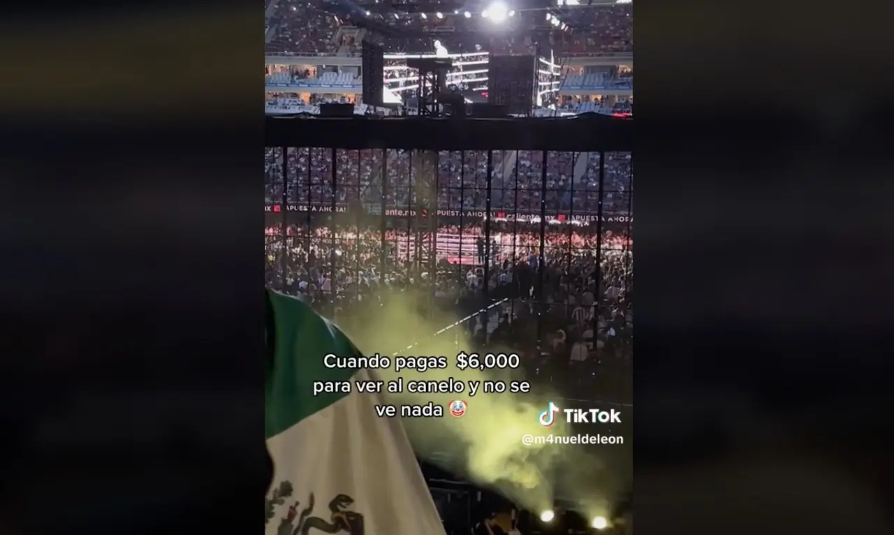 Con la descripción “Cuando pagas 6 mil pesos para ver al Canelo y no se ve nada”, se muestra la vista parcial que tenían los aficionados en esa zona ya en la parte bajo del estadio, pero en ringside. Foto: TikTok @m4nueldeleon.