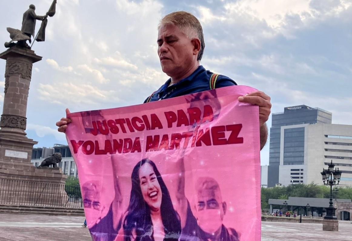 Gerardo Martínez, padre de Yolanda encabezó esta manifestación pacífica donde lamentó que las autoridades busquen dar un carpetazo al caso de su hija.