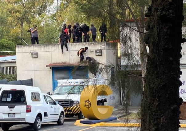 Protesta estudiantil en CCH: encapuchados vandalizan oficinas