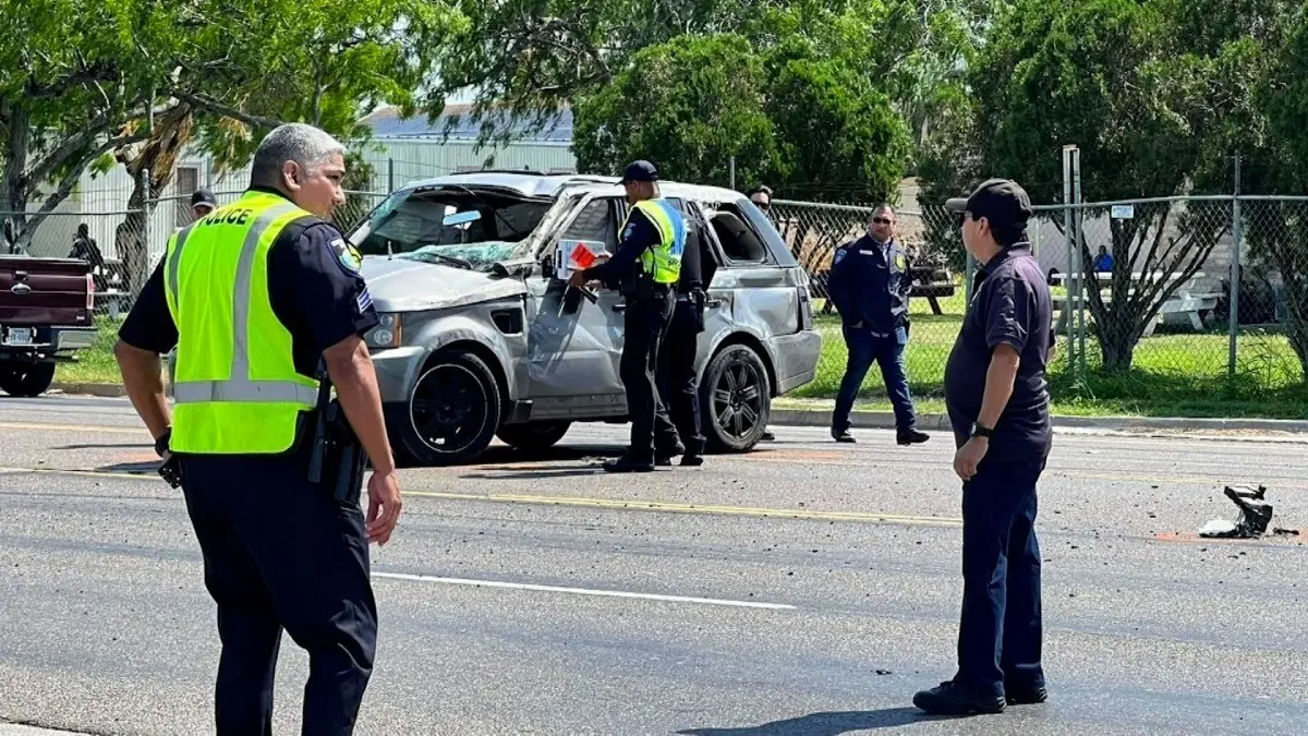 Algunas personas que caminaban por el lugar, a unos 10 metros del grupo principal, también fueron golpeadas. Foto: CNN Español.