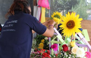 Hacen mujeres recluidas en Santa Martha arreglos florales para el 10 de mayo