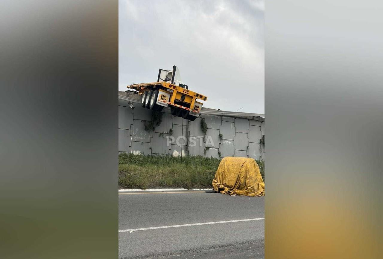 Las autoridades han pedido a los conductores que extremen las precauciones al circular por la zona mientras se llevan a cabo los trabajos de retirada del vehículo. Foto: Raymundo Elizalde.