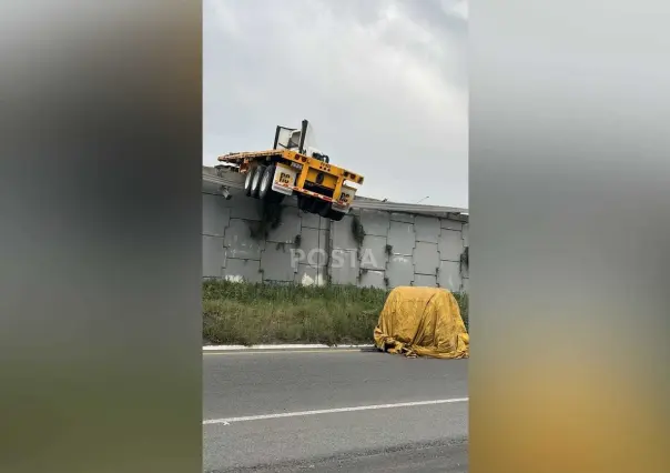 Queda tráiler colgando en puente vehicular en el municipio de Apodaca