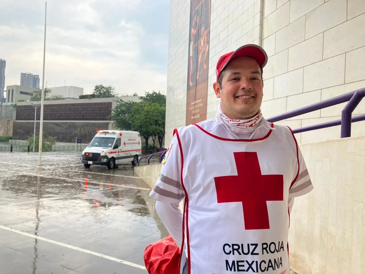 Aunque actualmente Cruz Roja Nuevo León cuenta con 60 ambulancias equipadas, pero la meta es llegar a 200 para contar con una mayor cobertura. Foto: Cynthia Pardo.