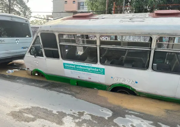 Se atora microbus en obra inconclusa en Azcapotzalco