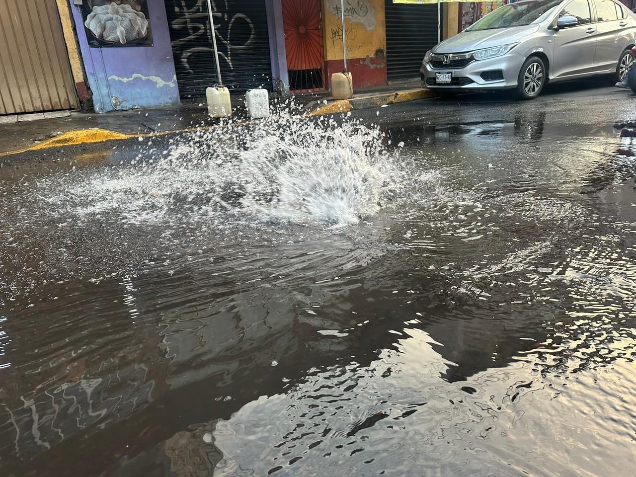 Fuga de agua en la alcaldía Álvaro Obregón. Foto: POSTA CDMX