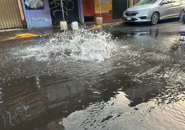 Vehículos pesados causan fractura en tubería de agua en Álvaro Obregón