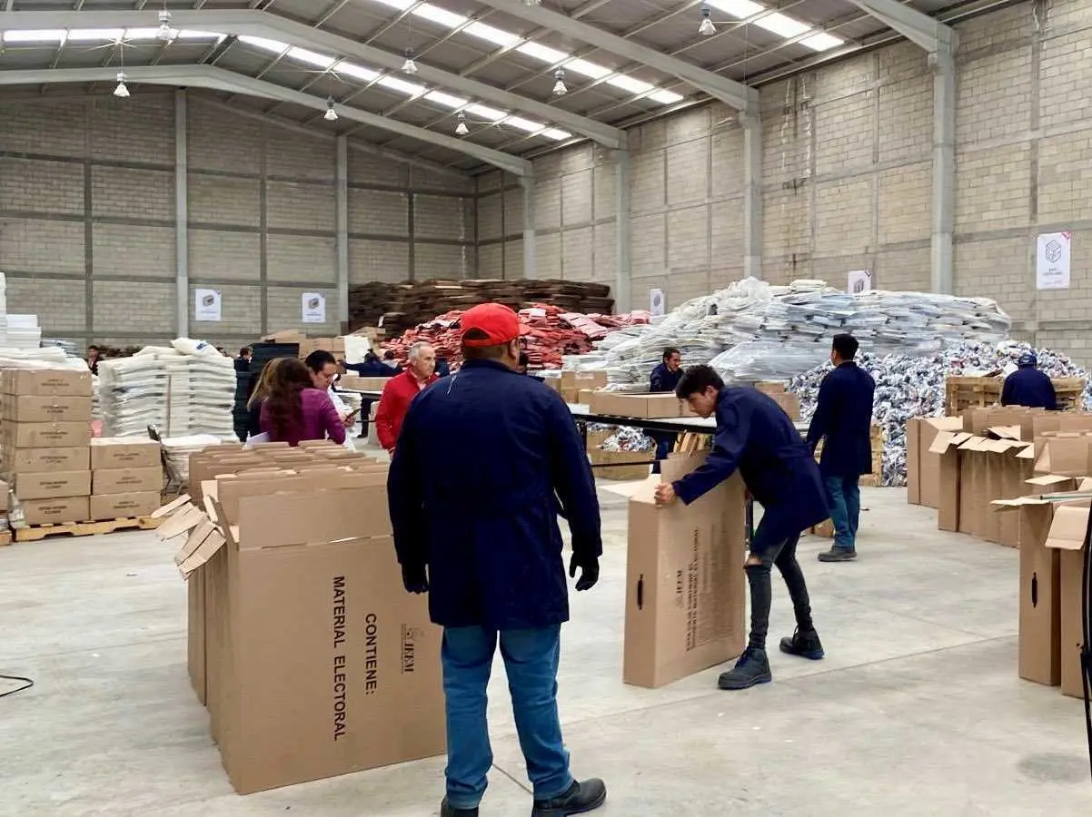 El IEEM inició el proceso de entrega de material electoral a las 45 juntas distritales; se resguardarán en bóvedas de seguridad con circuito cerrado hasta el día de la elección. Foto: IEEEM