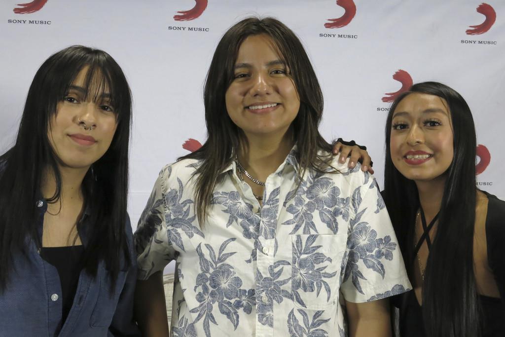 Ashlee, izquierda, Liz, centro, y Sandra del trío de música regional mexicana Conexión Divina posan para un retrato en la Ciudad de México el miércoles 3 de mayo de 2023. Conexión Divina lanzó su álbum debut Tres Mundos. (Foto AP/Berenice Bautista)