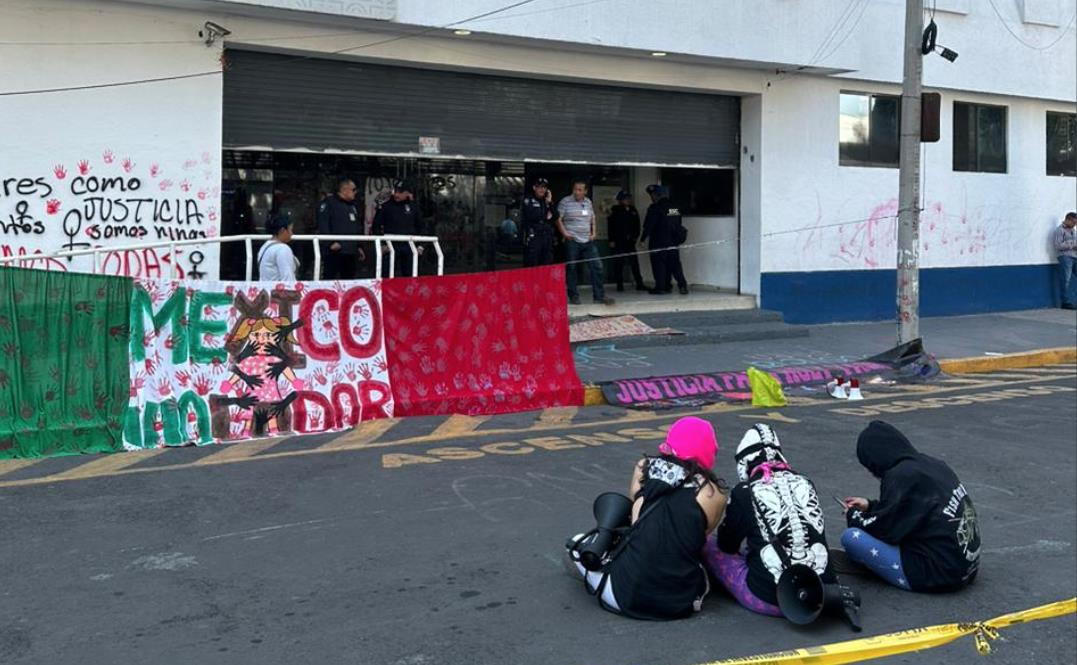 Feministas se manifiestan en la Fiscalía de la Ciudad de México. Foto: Cortesía