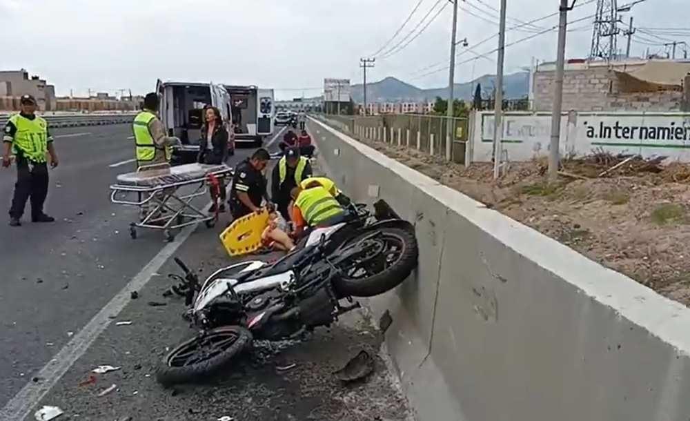 Una pareja terminó en el hospital, tras chocar con un auto detenido en la autopista México-Pachuca en el municipio de Tecámac. Foto: Captura de pantalla