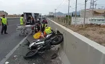 Choca motocicleta con un auto detenido en Tecámac, una pareja está herida