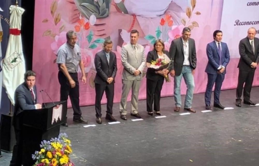 El gobernador de Nuevo León Samuel García encabezó la ceremonia del Día de las Madres, trabajadoras del SUSPE. Foto. Armando Galicia