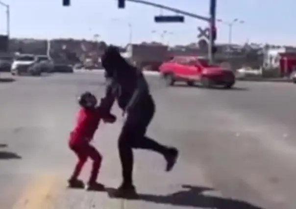 Luchan menor y adulto en las calles y causan sensación