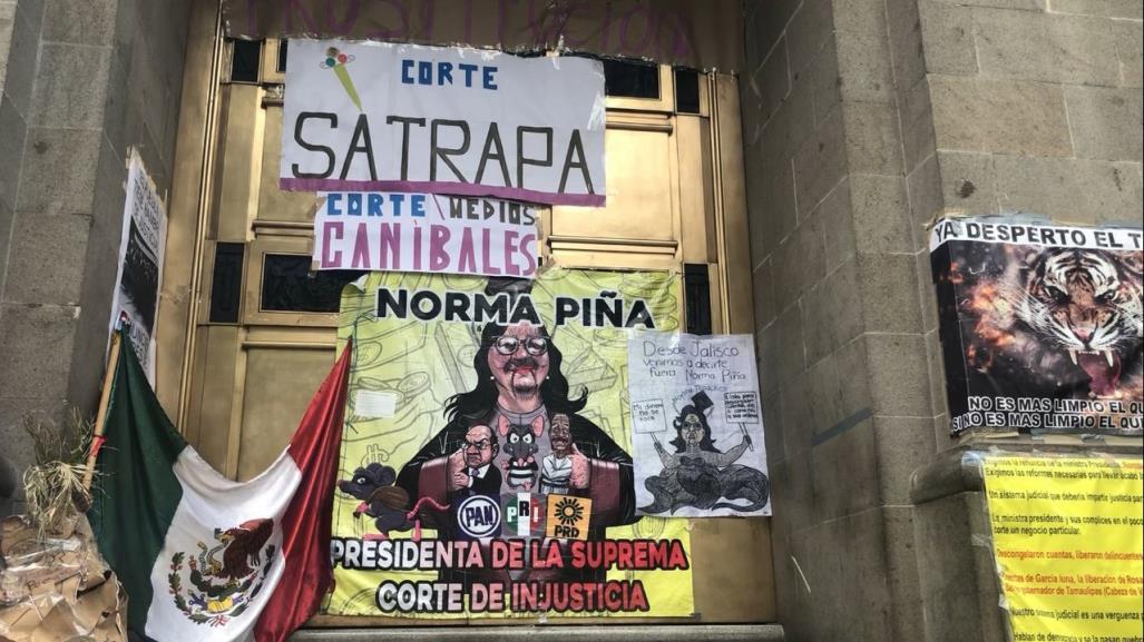 Ciudadanos protestan contra ministros de la SCJN