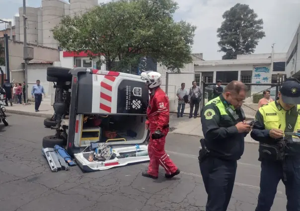 Vuelca ambulancia tras choque en Coyoacán, trasladaba a paciente