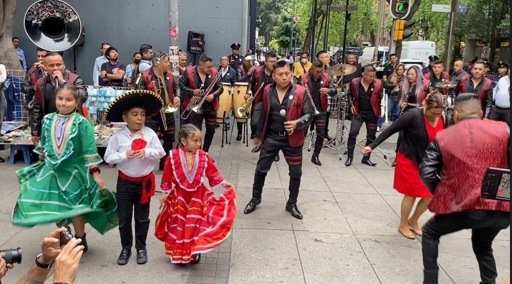 Policías de la CDMX dan concierto sorpresa en la Zona Rosa por el Día de las Madres. Foto: Iván Macías