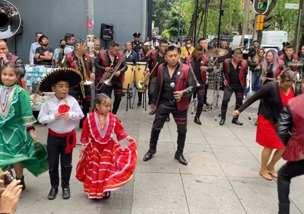 VIDEO: Policías de la CDMX dan concierto sorpresa por el Día de las Madres