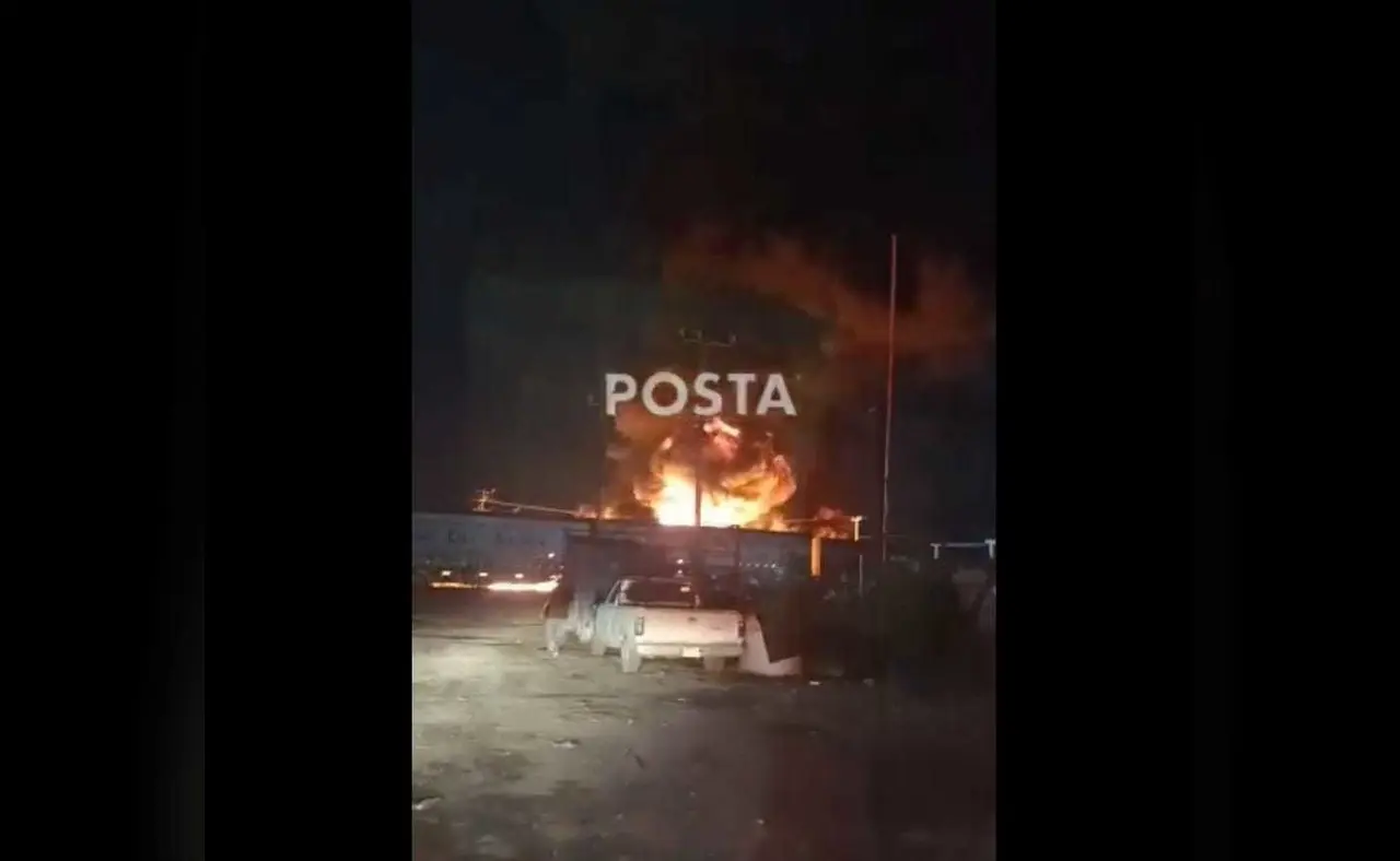 El fuego alarmó a trabajadores de la bodega que almacenaba tarimas de madera y tanques de aceite reciclado en la calle Doctor Eulalio Villarreal Ayala, ubicada a la altura de SIMEPRODE. Foto: Raymundo Elizalde.