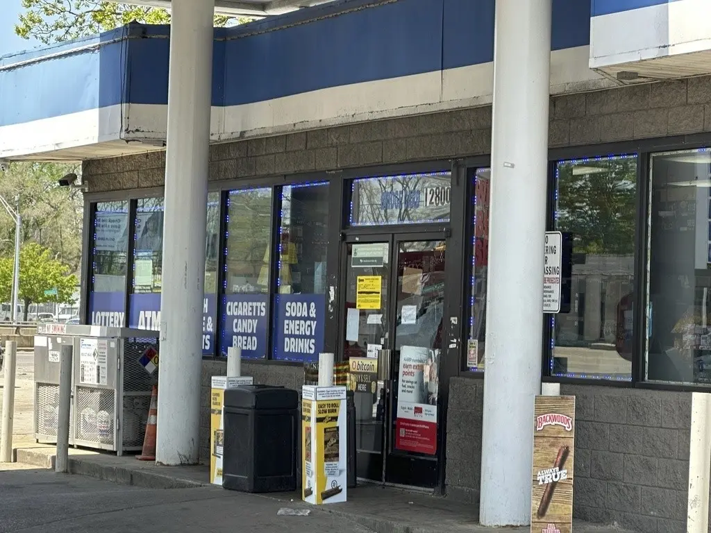 Una gasolinera permanece cerrada menos de una semana después de un tiroteo mortal en Detroit, Michigan, el miércoles 10 de mayo de 2023. (AP Foto/Ed White)