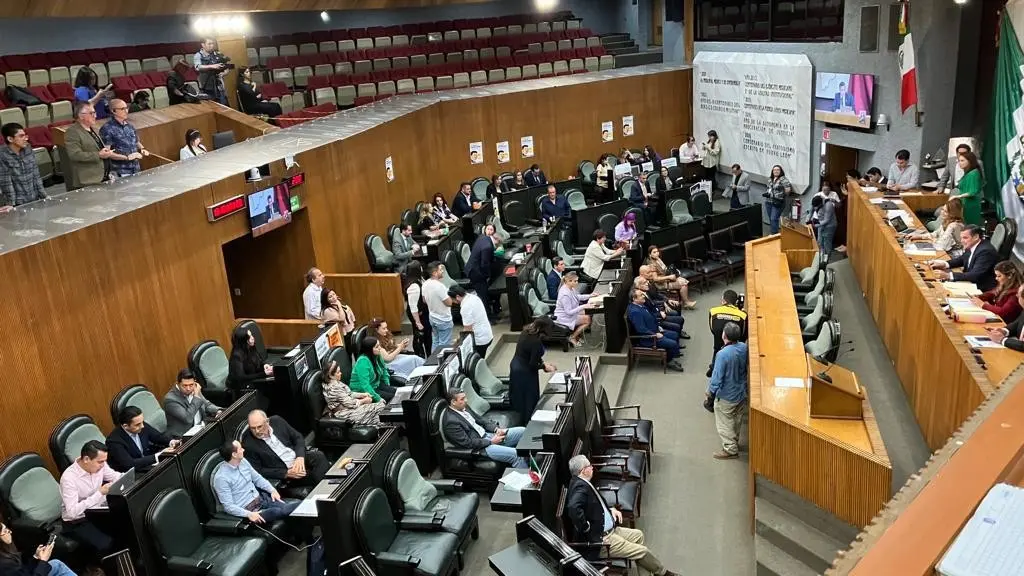 El dictamen fue presentado por el diputado del PAN, Félix Rocha, quien indicó que ambos funcionarios deberán explicar lo que a su derecho corresponda con respecto a este tema. Foto: Armando Galicia