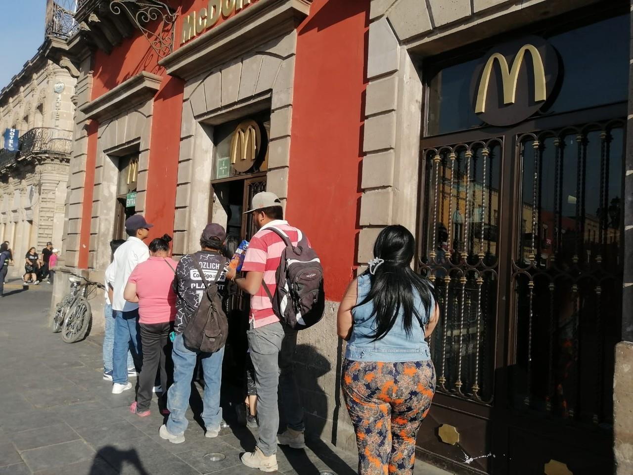 La alta afluencia de comensales en los restaurantes con la celebración del Día de la Madre, representa un respiro económico para los empresarios. Foto: Aída Campos