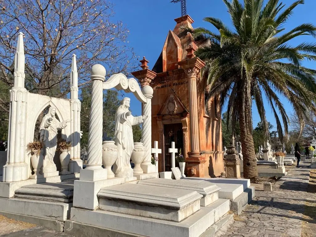 El funcionario expuso los daños estructurales de la barda perimetral del panteón. Foto: Aida Campos