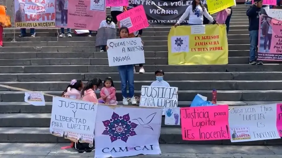 Derrapa tráiler y choca con barandilla de protección en la autopista México-Querétaro, en el municipio de Coyotepec, afectó la vialidad. Foto: Captura de pantalla