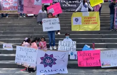 Protestan mujeres y niños contra violencia vicaria frente a la FGJEM