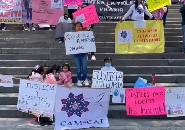 Protestan mujeres y niños contra violencia vicaria frente a la FGJEM