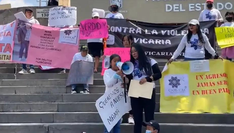 Alejandra del Moral se reunió con jóvenes en el municipio de Los Reyes, prometió programas de apoyo a los jóvenes y sus familias. Foto: Cortesía